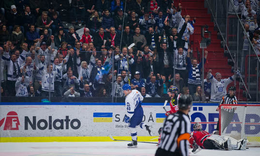 Leksands Tomi Sallinen gör 0-1 på Örebros målvakt