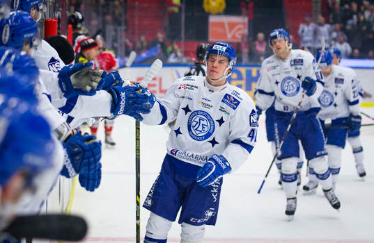 Leksands Tomi Sallinen gör 0-1 på Örebros målvakt