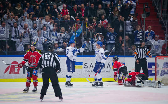 Leksands Tomi Sallinen gör 0-1 och jublar med Jens