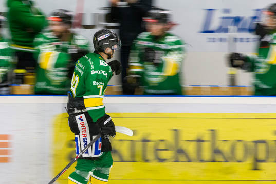 Björklövens Emil Lundberg blir tackad