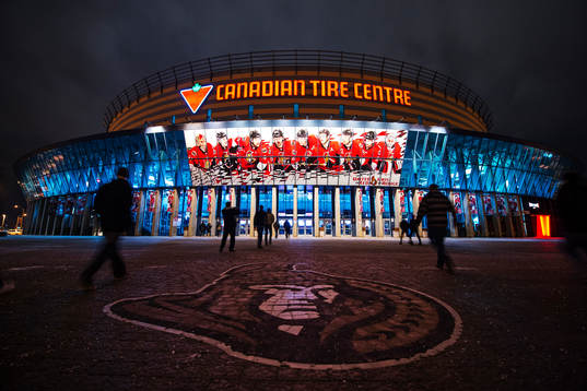 Folk på väg in till Canadian Tire Centre