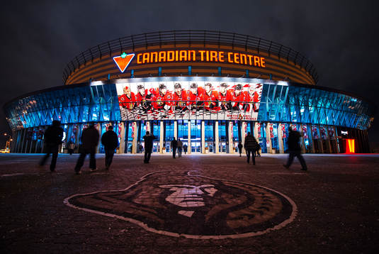 Folk på väg in till Canadian Tire Centre
