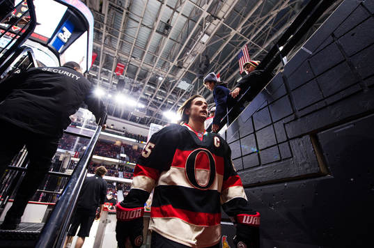 Ottawas Erik Karlsson lämnar uppvärmningen
