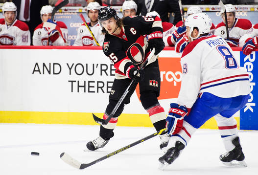 Ottawas Erik Karlsson passar förbi Montreals Brandon Prust