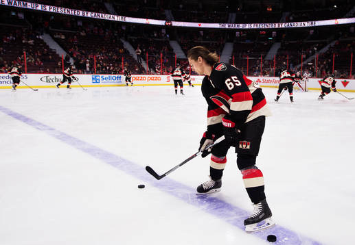 Ottawas Erik Karlsson på uppvärmningen