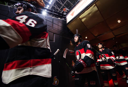 Ottawas Mika Zibanejad på väg in till uppvärmningen
