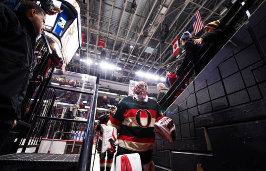 Ottawas målvakt Robin Lehner lämnar uppvärmningen