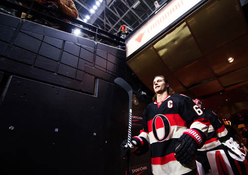 Ottawas Erik Karlsson på väg in till uppvärmningen