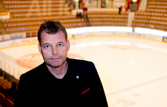 Timrås klubbdirektör Lars Nolander innan matchen i