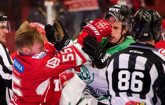 Timrås Andreas Borgman i slagsmål med Rögles Daniel