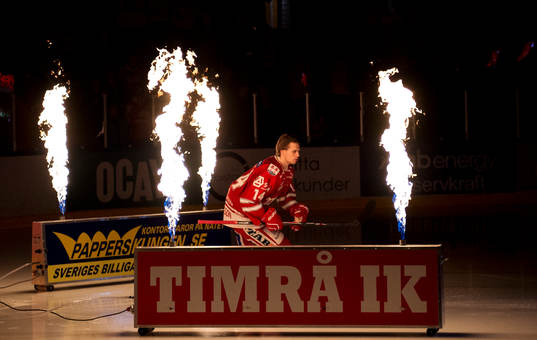 Timrås Emil Pettersson gör entre genom eld innan matchen