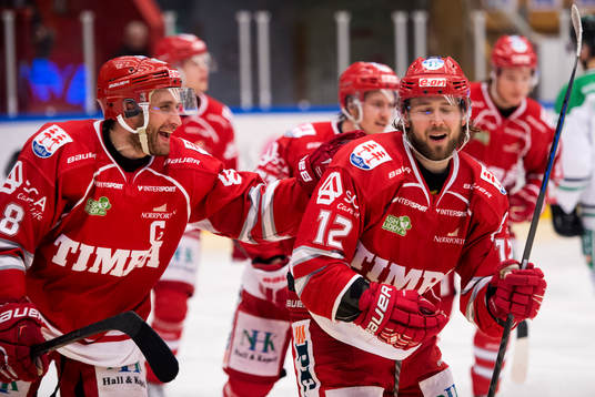 Timrås Per Hallin jublar med målskytten till 3-1 André