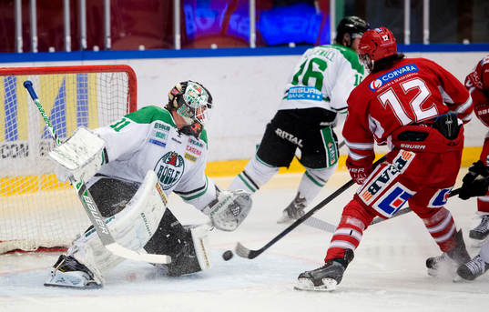 Timrås André Hult gör 3-1 på Rögles målvakt Lars