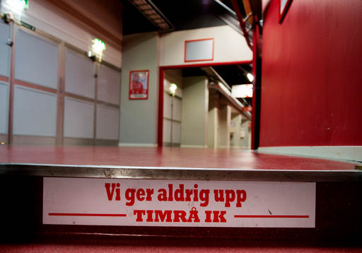 En skylt på en trappa säger att Timrå aldrig ger upp