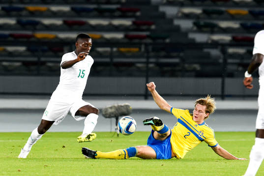 Elfenbenskustens Max-Alain Gradel och Sveriges Emil Krafth