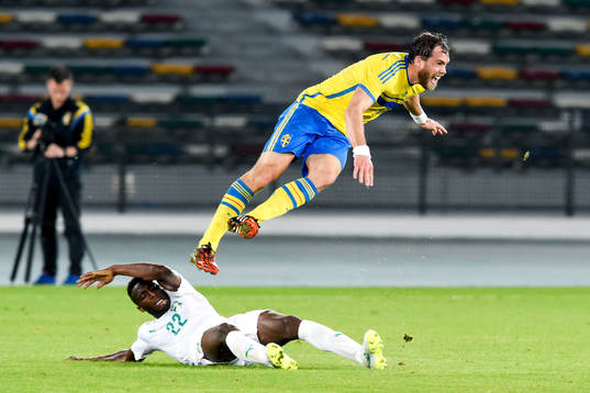 Sveriges Johan Elmander och Elfenbenskustens Serge Wilfred