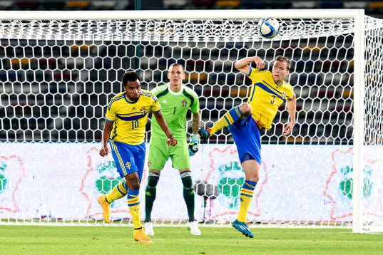 Sveriges Isaac Kiese Thelin, målvakt Robin Olsen  och Per