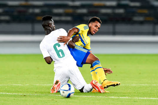 Sveriges Isaac Kiese Thelin och Elfenbenskustens Eric