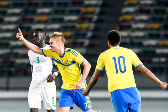 Sveriges Johan Mårtensson och Isaac Kiese Thelin jublar