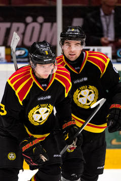 Brynäs Christian Djoos och Ponthus Westerholm jublar