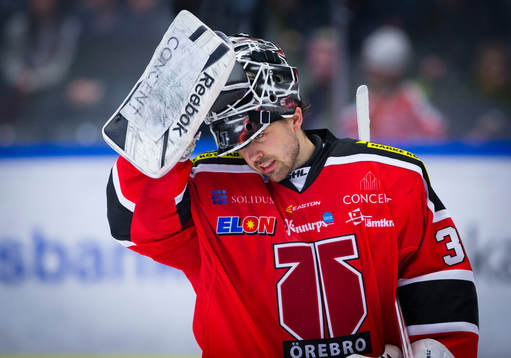 Örebros målvakt Johannes Jönsson deppar
