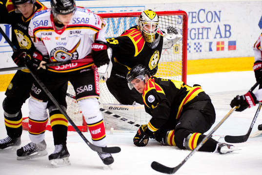 Brynäs målvakt Bernhard Starkbaum och Oscar Eklund