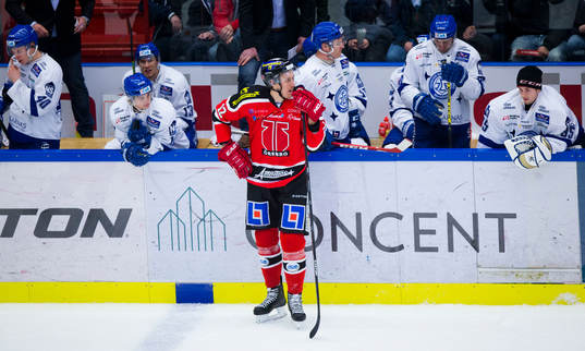 Örebros Marko Anttila deppar framför Leksands bås
