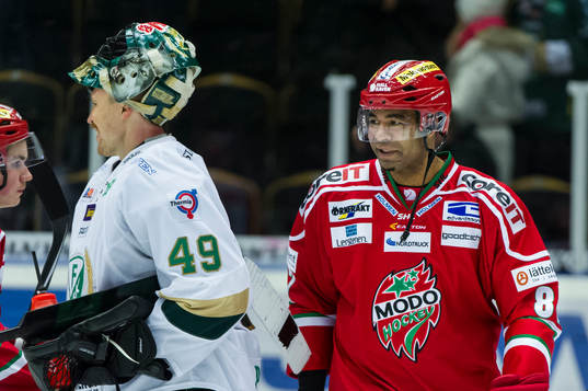 Färjestads målvakt Justin Pogge och Modos Donald Brashear