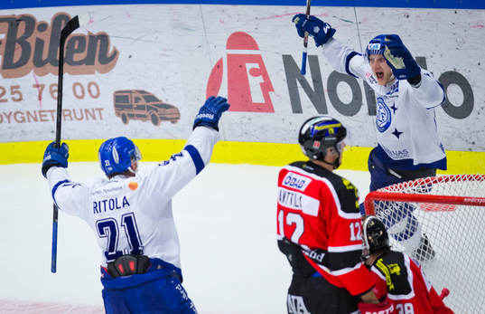 Leksands Mattias Ritola jublar med Johan Ryno