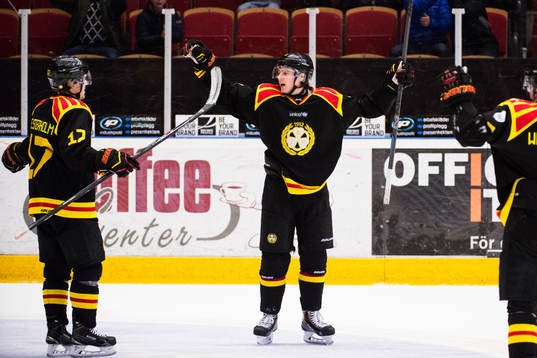 Brynäs Pathrik Westerholm och Christian Djoos jublar
