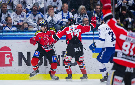 Örebros Martin Johansson gör 1-1 och jublar med Daniel
