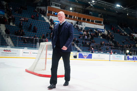 Linköpings tränare Roger Melin lämnar isen