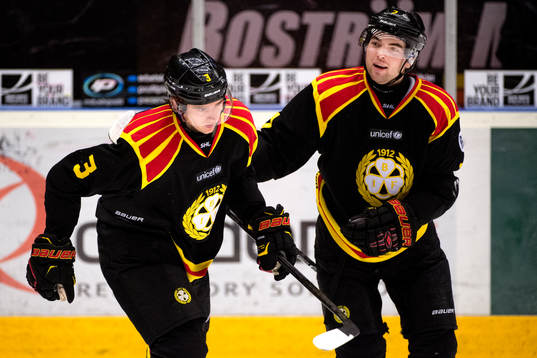 Brynäs Christian Djoos och Ponthus Westerholm jublar