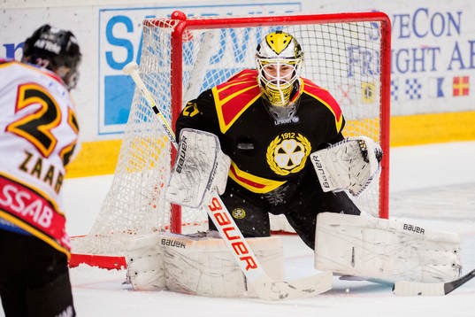 Brynäs målvakt Bernhard Starkbaum räddar skott