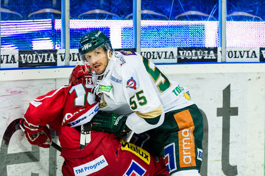 Färjestads Ole-Kristian Tollefsen trycker ned Modos Niklas