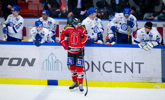 Örebros Marko Anttila deppar framför Leksands bås
