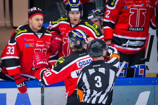 Örebros målvakt Julius Hudacek är arg på domaren Linus