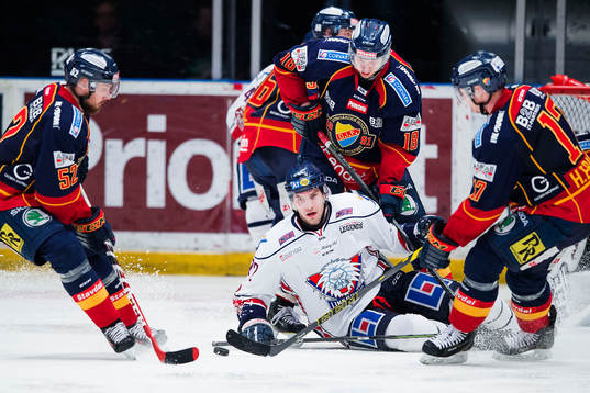 Linköpings Mattias Sjögren mellan Djurgården Mikael