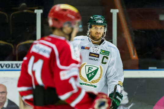 Färjestads Ole-Kristian Tollefsen och Modos Simon Önerud