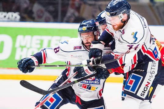 Linköpings Daniel Rahimi och Jonas Junland trycker till
