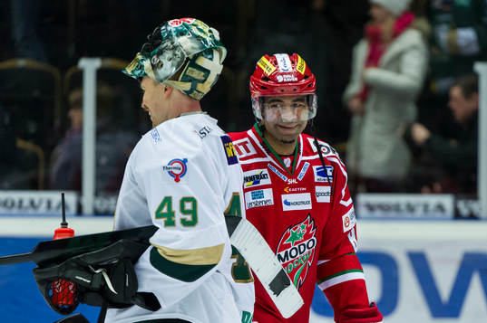Färjestads målvakt Justin Pogge och Modos Donald Brashear