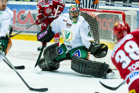 Färjestads målvakt Justin Pogge räddar ett skott från
