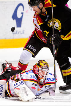 Brynäs Tim Wallace i kamp om pucken med Luleås målvakt
