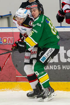 Björklövens Tommy Wargh blir tacklad av Malmös Henrik