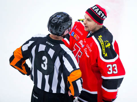 Örebros målvakt Julius Hudacek är arg på domaren Linus