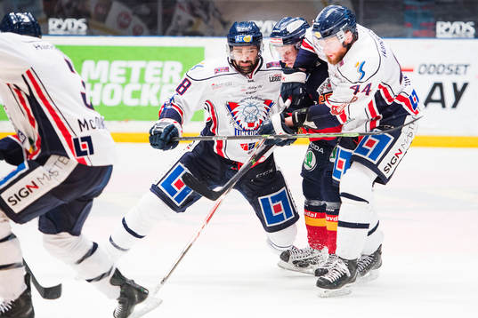Linköpings Daniel Rahimi och Jonas Junland trycker till