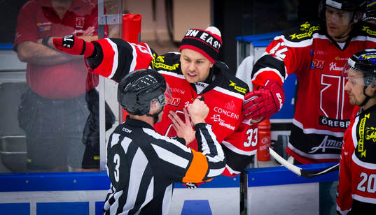Örebros målvakt Julius Hudacek är arg på domaren Linus
