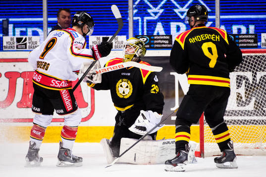 Luleås Johan Forsberg stör Brynäs Brynäs målvakt