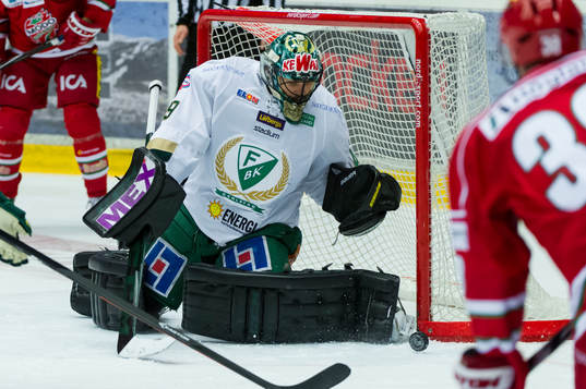 Färjestads målvakt Justin Pogge räddar ett skott från