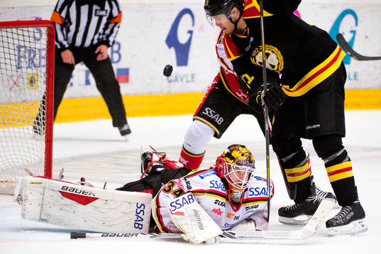 Brynäs Tim Wallace i kamp om pucken med Luleås målvakt
